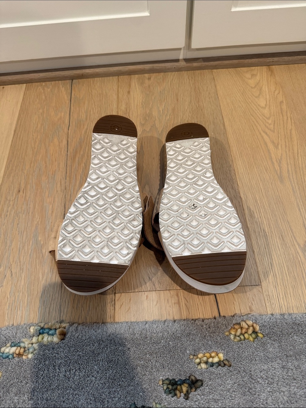 UGG Women's Tan Bow Slide Clogs - Picture 3 of 6
